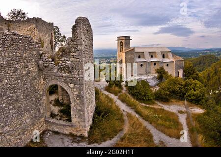 FRANCE - VAUCLUSE - 84 - OPPEDE LE VIEUX : L'ÉGLISE COLLEGIALE, QUI SURPLOMBE LE VILLAGE. CETTE BELLE VILLE MÉDIÉVALE EST CONSTRUITE AU SOMMET D'UN OUTC DES ROCHEUSES Banque D'Images