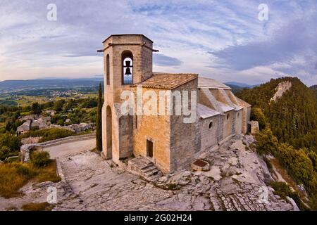 FRANCE - VAUCLUSE - 84 - OPPEDE LE VIEUX : L'ÉGLISE COLLEGIALE, QUI SURPLOMBE LE VILLAGE. CETTE BELLE VILLE MÉDIÉVALE EST CONSTRUITE AU SOMMET D'UN OUTC DES ROCHEUSES Banque D'Images