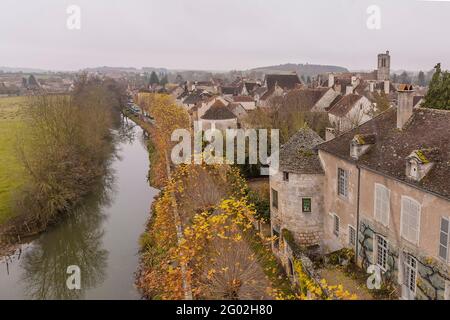 FRANCE - 89 - YONNE - NOYERS SUR SEREIN : VUE SUR LE VILLAGE DEPUIS LE NORD. VERS LE BAS, LE CHEMIN DES TERREAUX. À GAUCHE, LA RIVIÈRE SEREIN. NICHÉ DANS UN MOYEN Banque D'Images