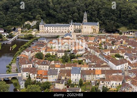 FRANCE - DORDOGNE - 24 - BRANTOME : VUE SUR LE VILLAGE DEPUIS LE SUD. À GAUCHE, LA RIVIÈRE DRONNE, LA VILLE ENVIRONNANTE. EN ARRIÈRE-PLAN, L'ABBAYE BÉNÉDICTINE. BR Banque D'Images