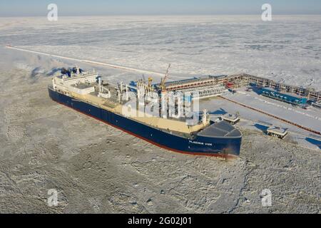 Sabetta, région de Tyumen, Russie - 30 mars 2021 : le transporteur de gaz Vladimir Vize est chargé de gaz naturel liquéfié à la berth. Banque D'Images