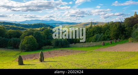 paysage rural d'automne en montagne. magnifique paysage de la campagne transcarpatique pendant un après-midi lumineux. nuages au-dessus de la crête lointaine avec p élevé Banque D'Images