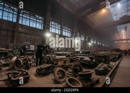 Grand intérieur d'atelier pour le travail des métaux de produits finis en fonte à l'usine métallurgique de l'industrie lourde. Banque D'Images