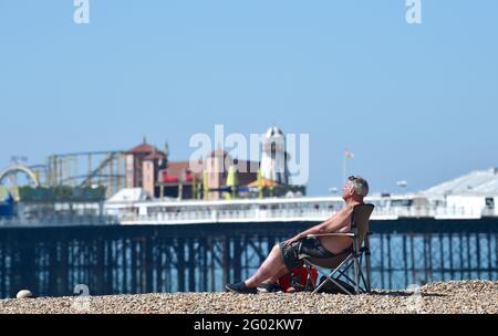 Brighton Royaume-Uni 31 mai 2021 - les jeunes baigneurs de soleil sur la plage de Brighton apprécient le soleil chaud avec des températures qui devraient atteindre le milieu des années vingt dans certaines parties du Sud-est : crédit Simon Dack / Alay Live News Banque D'Images