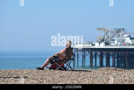 Brighton Royaume-Uni 31 mai 2021 - les jeunes baigneurs de soleil sur la plage de Brighton apprécient le soleil chaud avec des températures qui devraient atteindre le milieu des années vingt dans certaines parties du Sud-est : crédit Simon Dack / Alay Live News Banque D'Images