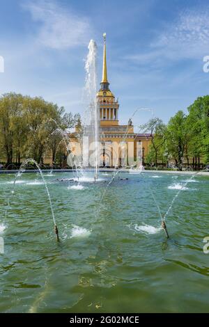 Bâtiment et fontaine de l'Amirauté en été à Saint-Pétersbourg, en Russie. Banque D'Images