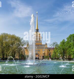 Bâtiment et fontaine de l'Amirauté en été à Saint-Pétersbourg, en Russie. Banque D'Images