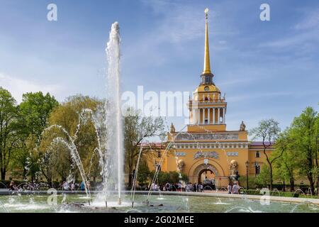 Bâtiment et fontaine de l'Amirauté en été à Saint-Pétersbourg, en Russie. Banque D'Images