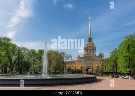 Bâtiment et fontaine de l'Amirauté en été à Saint-Pétersbourg, en Russie. Banque D'Images