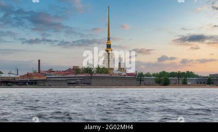 Saint-Pétersbourg au lever du soleil. Forteresse Pierre et Paul à Saint-Pétersbourg, Russie. Banque D'Images