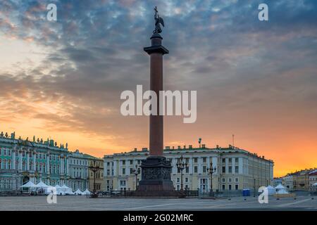 Colonne Alexandre au lever du soleil avec un ciel spectaculaire sur la place du Palais à Saint-Pétersbourg, Russie Banque D'Images