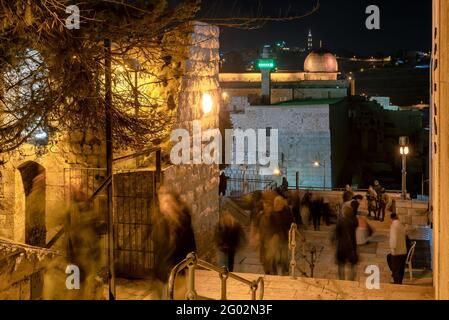 Rue de nuit près du mur occidental dans la vieille ville de Jérusalem, Israël. Banque D'Images