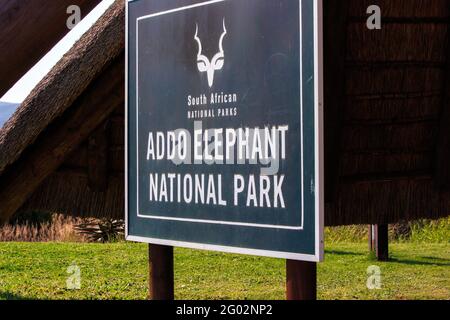 Le signe à l'entrée de l'Addo Elephant National Park, près de Port Elizabeth, Afrique du Sud Banque D'Images