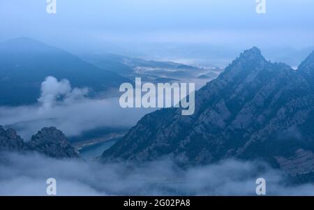 Serra de Bastets vue du sanctuaire du Seigneur dans une matinée brumeuse (Solsonès, Catalogne, Espagne, Pyrénées) Banque D'Images