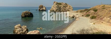 Vue sur le rocher et la plage d'Aphrodite sur Chypre Banque D'Images