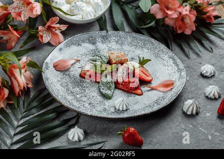 Pizza aux fruits grillés avec fraises fraîches. Meilleur dessert d'été. Banque D'Images