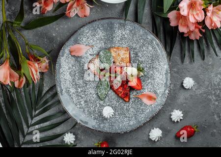 Pizza aux fruits grillés avec fraises fraîches. Meilleur dessert d'été. Banque D'Images