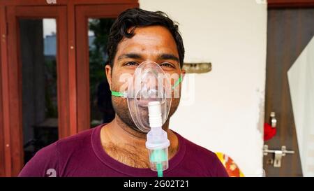 20 mai 2021 - Reengus, Sikar, Inde. Gros plan de la canule nasale pour l'administration d'oxygène sur un patient mâle. Masque nasal sur le visage de l'homme avec apport régulier en oxygène. Banque D'Images