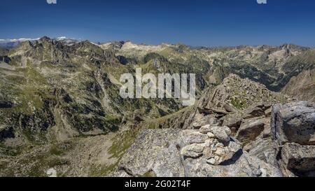 Vues depuis le sommet du pic de Monestero (Aigüestortes i Estany de Sant Maurici Parc national, Catalogne, Espagne, Pyrénées) Banque D'Images