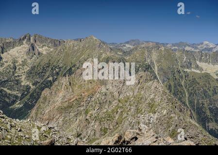 Vues depuis le sommet du pic de Monestero (Aigüestortes i Estany de Sant Maurici Parc national, Catalogne, Espagne, Pyrénées) Banque D'Images