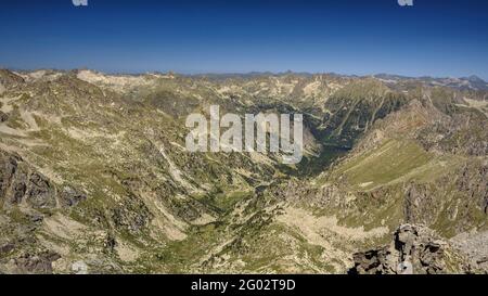 Vues depuis le sommet du pic de Peguera (Aigüestortes i Estany de Sant Maurici Parc national, Catalogne, Espagne, Pyrénées) Banque D'Images