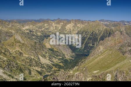 Vues depuis le sommet du pic de Peguera (Aigüestortes i Estany de Sant Maurici Parc national, Catalogne, Espagne, Pyrénées) Banque D'Images