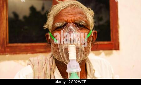 20 mai 2021 - Reengus, Sikar, Inde. Mise au point sélective sur le masque d'oxygène ou l'inhalation canule avec alimentation en oxygène liquide. Gros plan sur le masque respiratoire liquide Banque D'Images