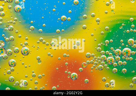 Arrière-plan abstrait de bulles multicolores, motif de cercles, texture d'art liquide. Abstraction jaune avec gouttes, design géométrique créatif, mur amusant lumineux Banque D'Images