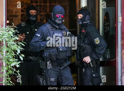 Leipzig, Allemagne. 31 mai 2021. Des policiers fédéraux se tiennent devant un restaurant vietnamien dans le cadre d'un raid contre une bande de passeurs. La police a sévi contre une bande de contrebande vietnamienne lors de raids dans plusieurs États fédéraux et en Slovaquie. Credit: Jan Woitas/dpa-Zentralbild/dpa/Alay Live News Banque D'Images