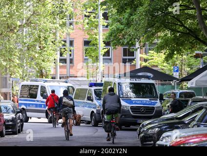 Leipzig, Allemagne. 31 mai 2021. Des véhicules de la police fédérale se trouvent devant un restaurant vietnamien dans le cadre d'un raid contre une bande de passeurs. La police a sévi contre une bande de contrebande vietnamienne lors de raids dans plusieurs États fédéraux et en Slovaquie. Credit: Jan Woitas/dpa-Zentralbild/dpa/Alay Live News Banque D'Images