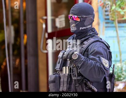 Leipzig, Allemagne. 31 mai 2021. Un policier fédéral se trouve devant un restaurant vietnamien dans le cadre d'un raid contre une bande de passeurs. La police a sévi contre une bande de contrebande vietnamienne lors de raids dans plusieurs États fédéraux et en Slovaquie. Credit: Jan Woitas/dpa-Zentralbild/dpa/Alay Live News Banque D'Images