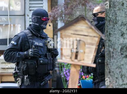 Leipzig, Allemagne. 31 mai 2021. Des policiers fédéraux se tiennent devant un restaurant vietnamien dans le cadre d'un raid contre une bande de passeurs. La police a sévi contre une bande de contrebande vietnamienne lors de raids dans plusieurs États fédéraux et en Slovaquie. Credit: Jan Woitas/dpa-Zentralbild/dpa/Alay Live News Banque D'Images