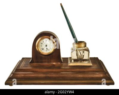 Meuble d'encre antique avec stylo, pot d'encre en verre et petite horloge isolée sur fond blanc Banque D'Images
