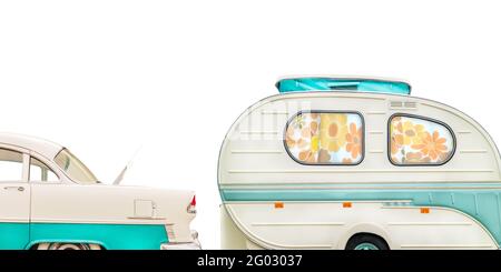 Voiture classique rétro et caravane des années 70 avec rideaux de fleurs blanc à deux tons avec vert isolé sur un fond blanc Banque D'Images