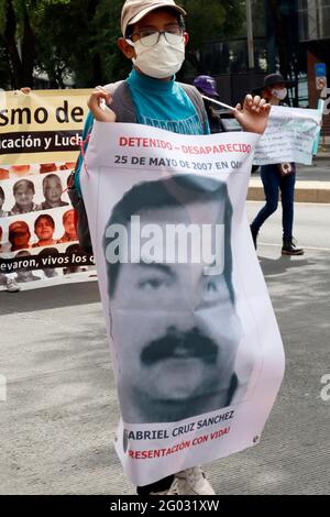 Mexico, Mexique. 30 mai 2021. Des parents prennent part à une marche sur l'avenue Reforma dans le cadre de la semaine internationale des personnes disparues au Mexique, des parents protestent contre l'inaction et l'indifférence des gouvernements pour résoudre leurs cas le 30 mai 2021 à Mexico, au Mexique. (Photo d'Eyepix/Sipa USA) crédit: SIPA USA/Alay Live News Banque D'Images