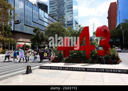 Mexico, Mexique. 30 mai 2021. Des parents prennent part à une marche sur l'avenue Reforma dans le cadre de la semaine internationale des personnes disparues au Mexique, des parents protestent contre l'inaction et l'indifférence des gouvernements pour résoudre leurs cas le 30 mai 2021 à Mexico, au Mexique. (Photo d'Eyepix/Sipa USA) crédit: SIPA USA/Alay Live News Banque D'Images