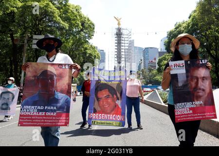 Mexico, Mexique. 30 mai 2021. Des parents prennent part à une marche sur l'avenue Reforma dans le cadre de la semaine internationale des personnes disparues au Mexique, des parents protestent contre l'inaction et l'indifférence des gouvernements pour résoudre leurs cas le 30 mai 2021 à Mexico, au Mexique. (Photo d'Eyepix/Sipa USA) crédit: SIPA USA/Alay Live News Banque D'Images