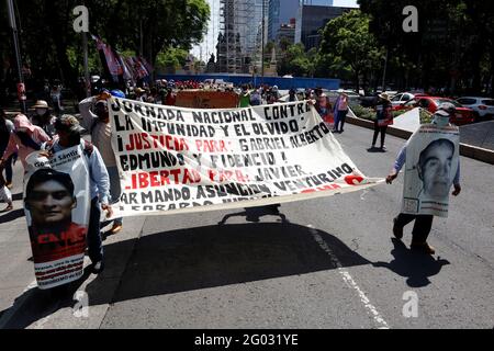 Mexico, Mexique. 30 mai 2021. Des parents prennent part à une marche sur l'avenue Reforma dans le cadre de la semaine internationale des personnes disparues au Mexique, des parents protestent contre l'inaction et l'indifférence des gouvernements pour résoudre leurs cas le 30 mai 2021 à Mexico, au Mexique. (Photo d'Eyepix/Sipa USA) crédit: SIPA USA/Alay Live News Banque D'Images