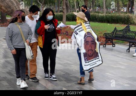 Mexico, Mexique. 30 mai 2021. Des parents prennent part à une marche sur l'avenue Reforma dans le cadre de la semaine internationale des personnes disparues au Mexique, des parents protestent contre l'inaction et l'indifférence des gouvernements pour résoudre leurs cas le 30 mai 2021 à Mexico, au Mexique. (Photo d'Eyepix/Sipa USA) crédit: SIPA USA/Alay Live News Banque D'Images