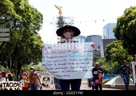 Mexico, Mexique. 30 mai 2021. Des parents prennent part à une marche sur l'avenue Reforma dans le cadre de la semaine internationale des personnes disparues au Mexique, des parents protestent contre l'inaction et l'indifférence des gouvernements pour résoudre leurs cas le 30 mai 2021 à Mexico, au Mexique. (Photo d'Eyepix/Sipa USA) crédit: SIPA USA/Alay Live News Banque D'Images