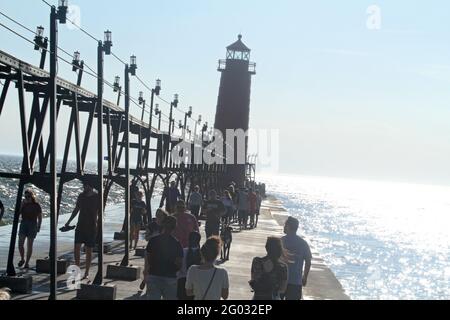 Parc national de Grand Haven, MICHIGAN, États-Unis. Personnes marchant à côté de la lumière intérieure de Pierhead sud. Banque D'Images