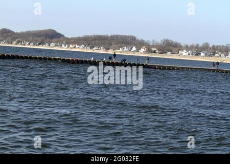 Parc national de Grand Haven, MICHIGAN, États-Unis. Pêcheurs sur un quai au lac Michigan. Banque D'Images