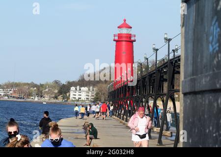 Parc national de Grand Haven, MICHIGAN, États-Unis. Personnes marchant à côté de la lumière intérieure de Pierhead sud. Banque D'Images