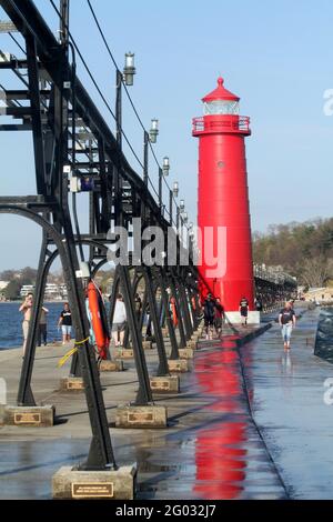 Parc national de Grand Haven, MICHIGAN, États-Unis. Personnes marchant à côté de la lumière intérieure de Pierhead sud. Banque D'Images