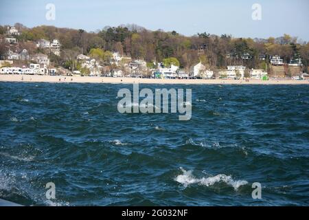 Les eaux bleues du lac Michigan au parc national de Grand Haven, MI, États-Unis. Maisons de plage sur la rive. Banque D'Images