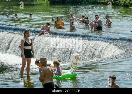 Les gens pagayez et nagent à Warleigh Weir, Bath, car le lundi de Noël pourrait être le jour le plus chaud de l'année jusqu'à présent - avec des températures qui devraient atteindre 25 °C dans certaines parties du Royaume-Uni. Date de la photo: Lundi 31 mai 2021. Banque D'Images