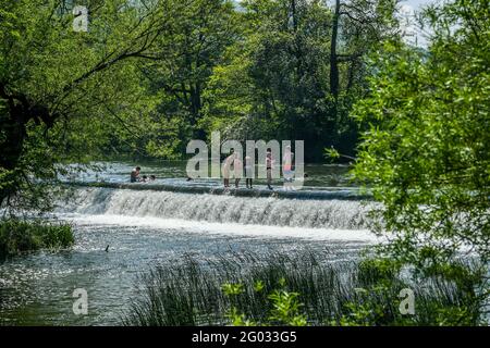 Les gens pagayez et nagent à Warleigh Weir, Bath, car le lundi de Noël pourrait être le jour le plus chaud de l'année jusqu'à présent - avec des températures qui devraient atteindre 25 °C dans certaines parties du Royaume-Uni. Date de la photo: Lundi 31 mai 2021. Banque D'Images