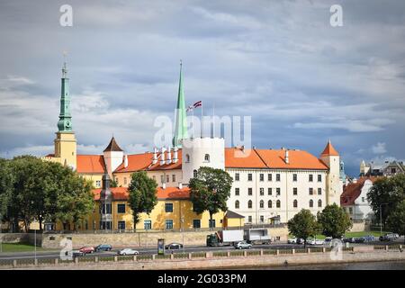 Vue sur le château de Riga depuis le pont Vansu sur la rivière Daugava, Riga, Lettonie 2020 Banque D'Images