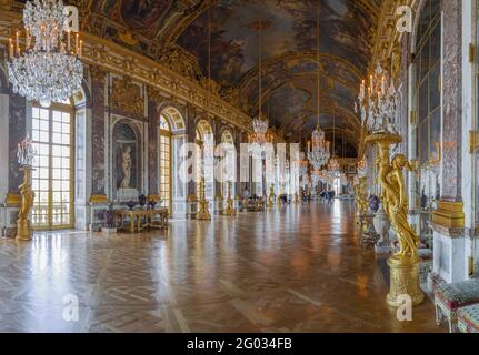 Versailles, France - 19 05 2021 : Château de Versailles. La Galerie des glaces à l'intérieur du château de Versailles Banque D'Images