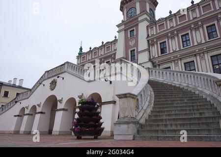 Escaliers de la vieille mairie dans la ville polonaise de Zamosc. Architecture européenne ancienne, escaliers. Banque D'Images